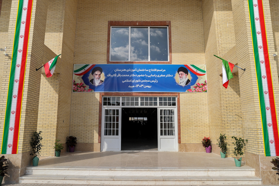  افتتاح دو مجموعه آموزشی در میبد و اردکان با حضور قالیباف 