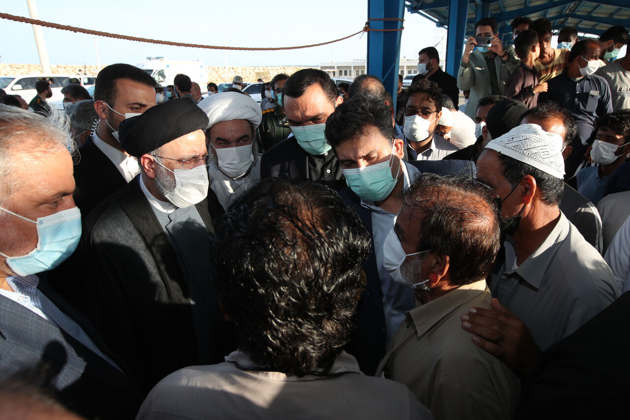 رئیس جمهور در اسکله صیادی کنارک