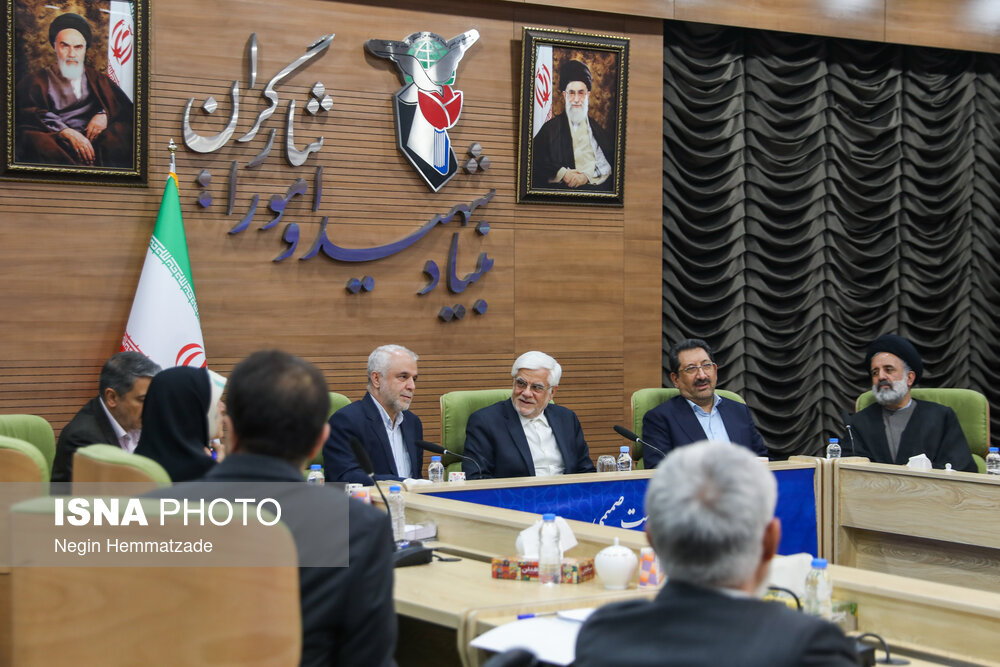 نشست صمیمانه عارف با خانواده جانبازان و ایثارگران