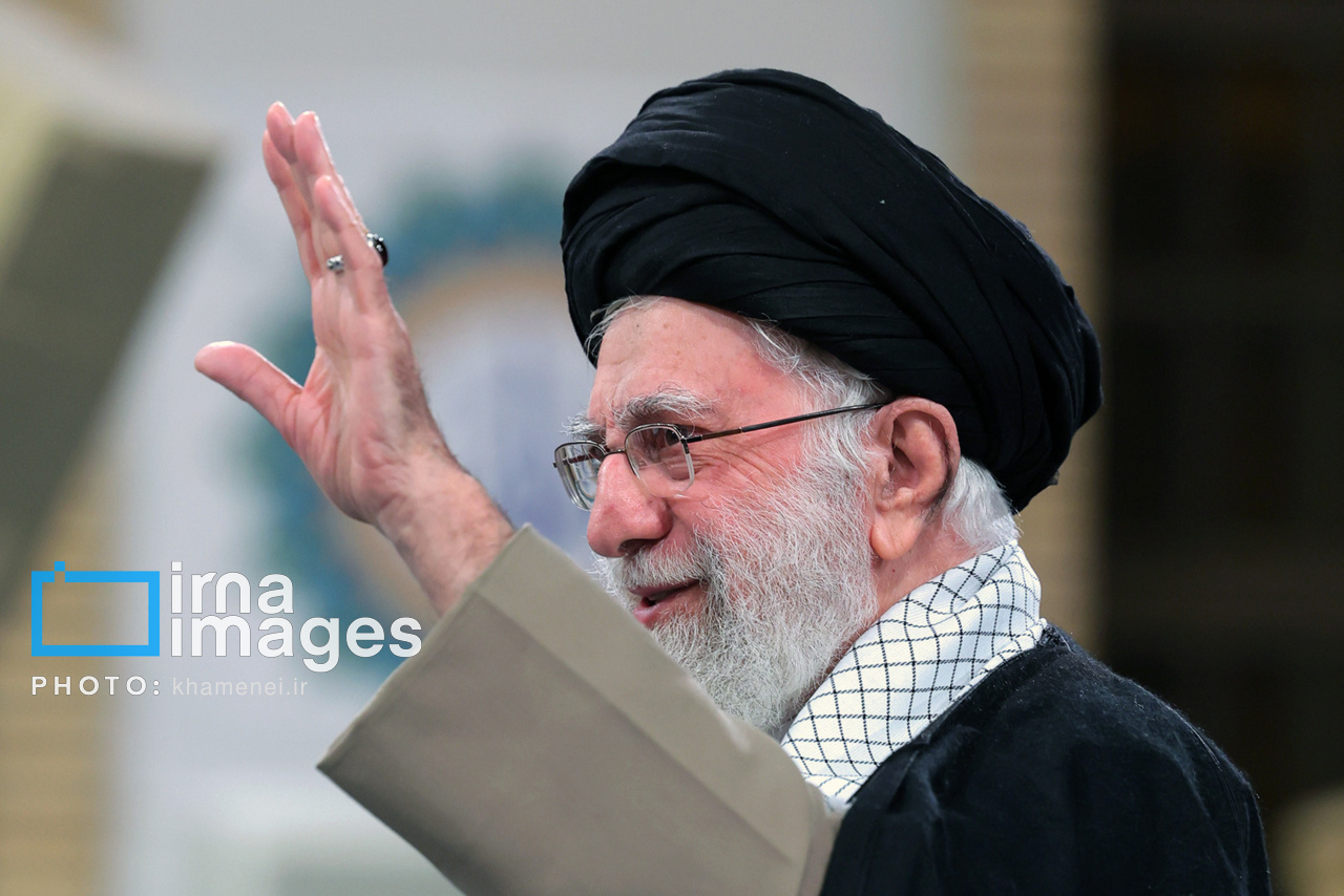 دیدار جمعی از دانشجویان با مقام معظم رهبری