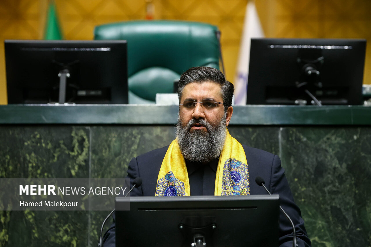 خادمان حرم حضرت عبدالعظیم در صحن مجلس