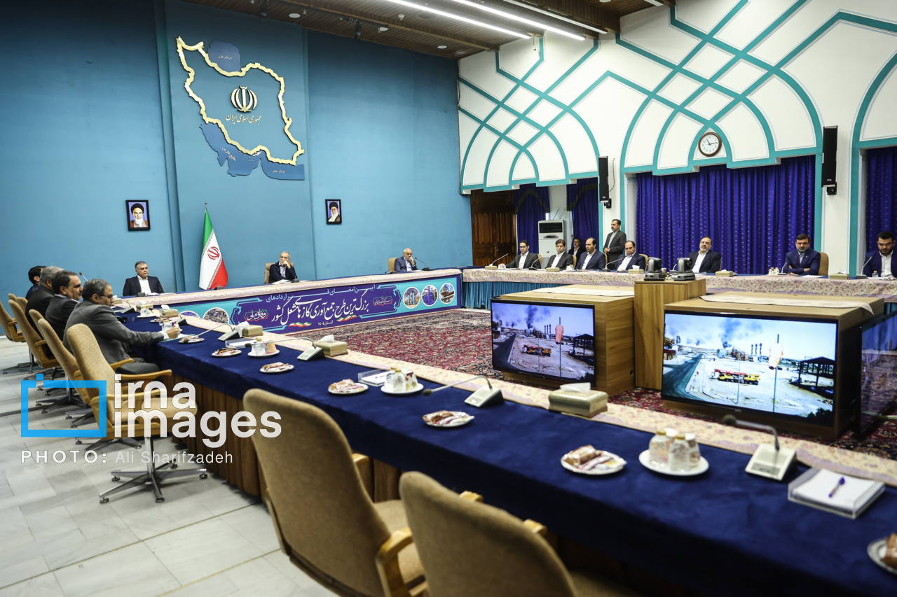 امضای قرارداد مسئولان نفتی با حضور رئیس‌جمهور