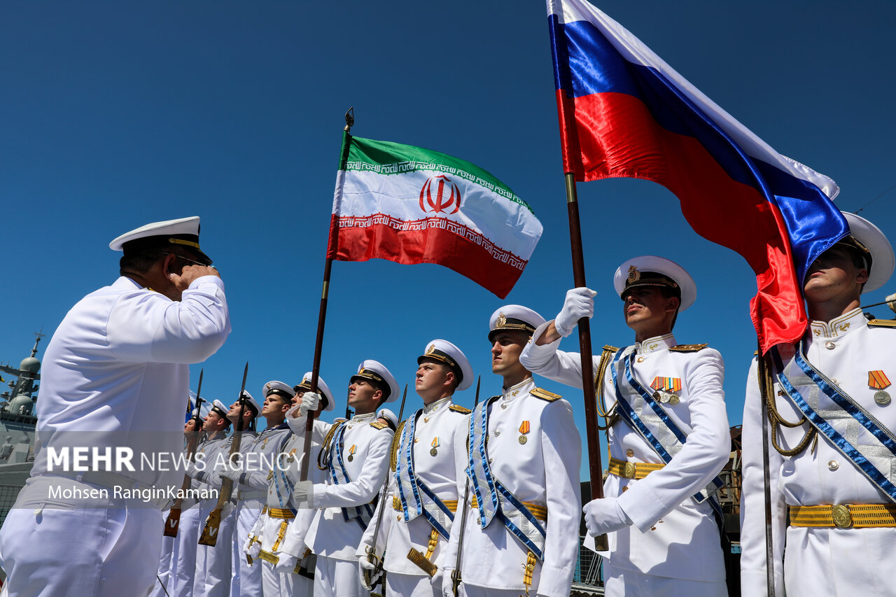 بازدید فرمانده نیروی دریایی ارتش از ناوهای چین و روسیه