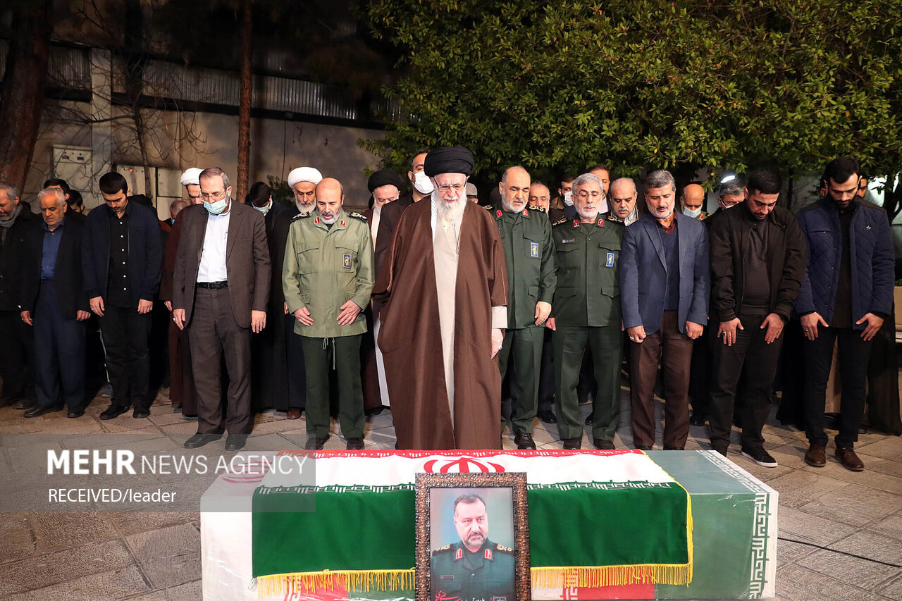 اقامه نماز بر پیکر شهید سید رضی توسط رهبر انقلاب