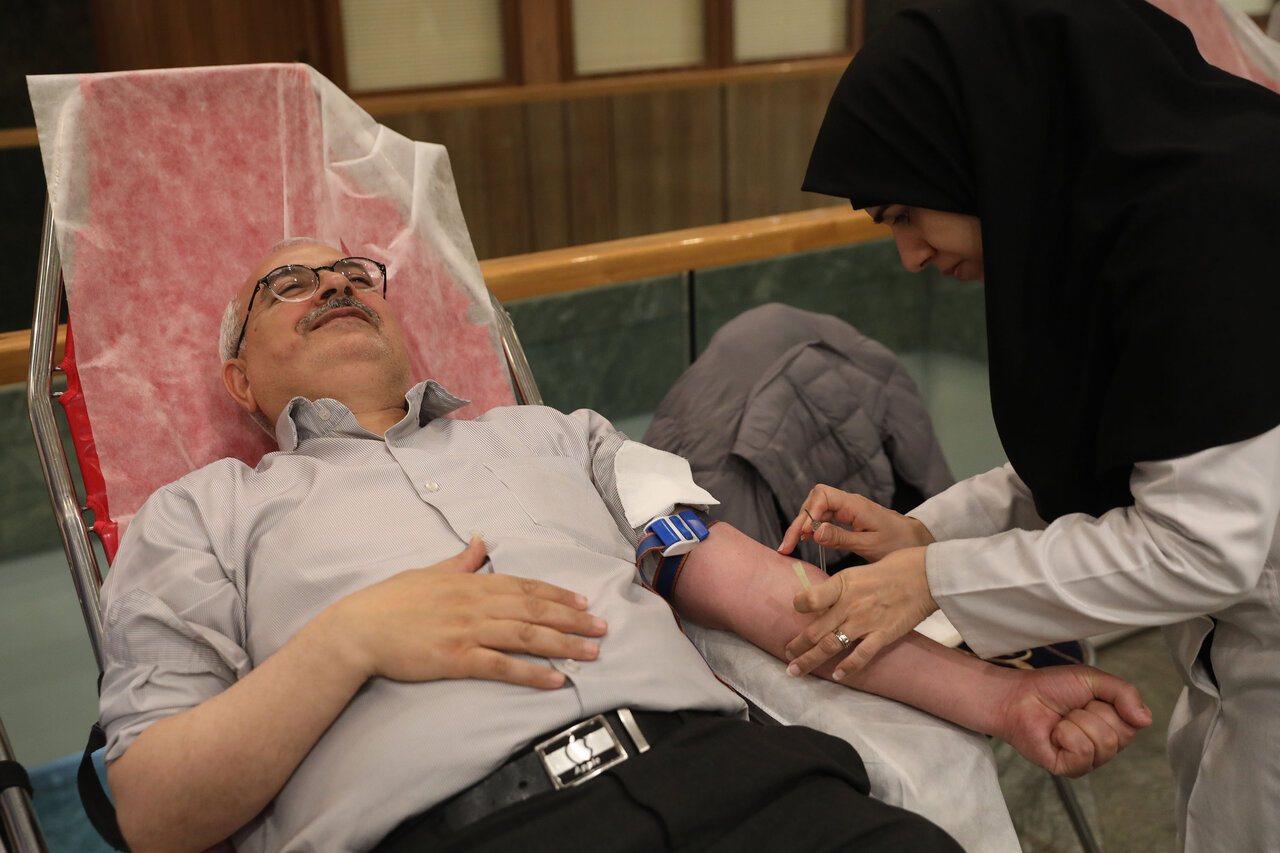 اهدای خون نمایندگان مجلس به مناسبت روز مجلس