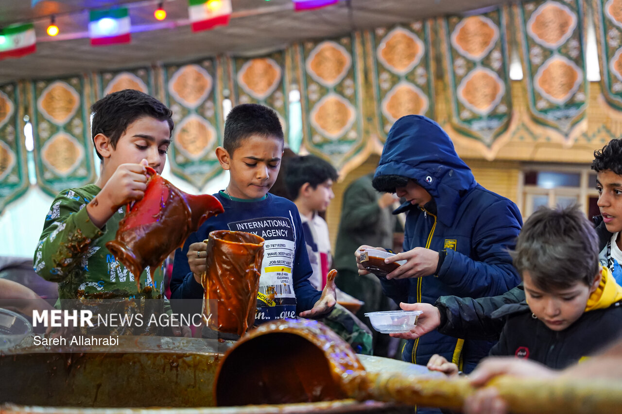 پخت ۵۰ تن سمنو در شیراز