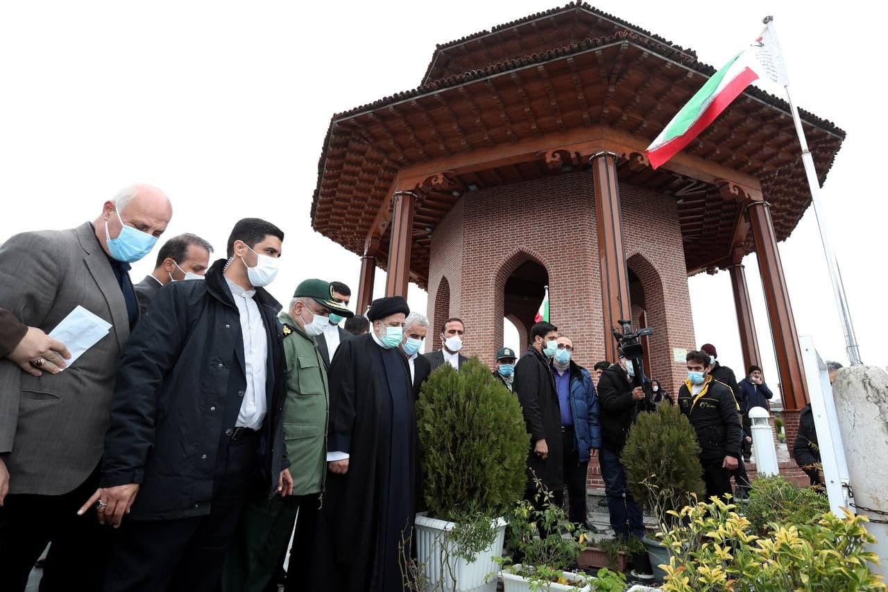 رئیس‌جمهور بر مزار میرزا کوچک خان جنگلی