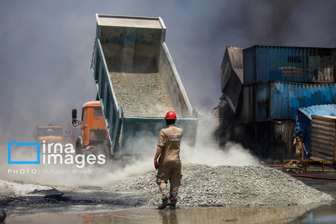 مراحل پایانی مهار آتش سوزی بندر شهید رجایی