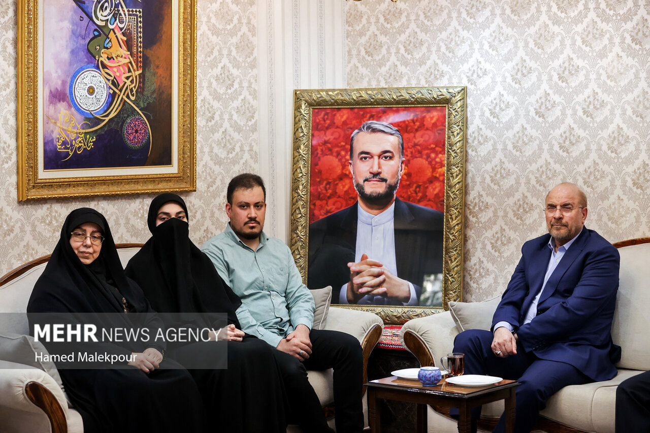 حضور رئیس مجلس در منزل سه تن از شهدای پرواز اردیبهشت