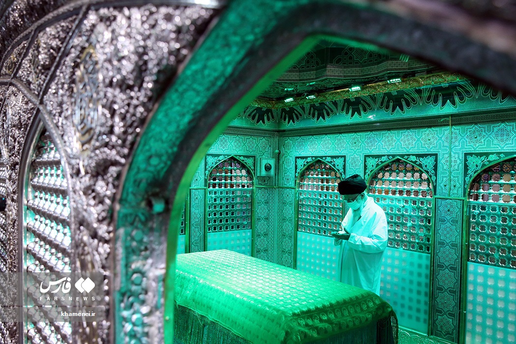 غبارروبی مضجع مطهر رضوی توسط رهبر انقلاب