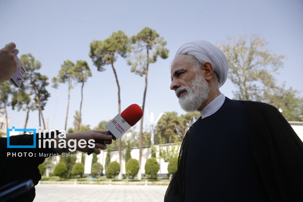 حضور پزشکیان در حیاط دولت