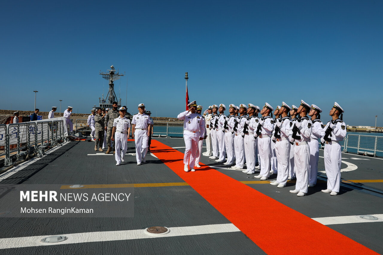 بازدید فرمانده نیروی دریایی ارتش از ناوهای چین و روسیه