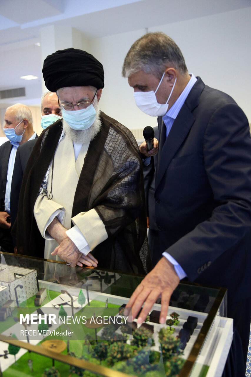 تصاویر بازدید رهبر انقلاب از نمایشگاه دستاوردهای صنعت هسته‌ای