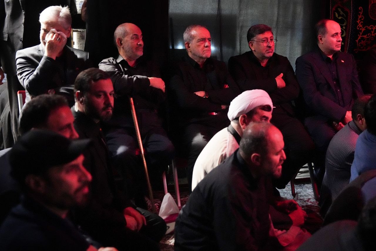 حضور پزشکیان در مراسم روضه خانگی شهید علی لاریجانی