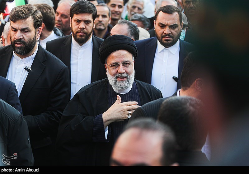 مسئولان در جمع راهپیمایان ۲۲ بهمن