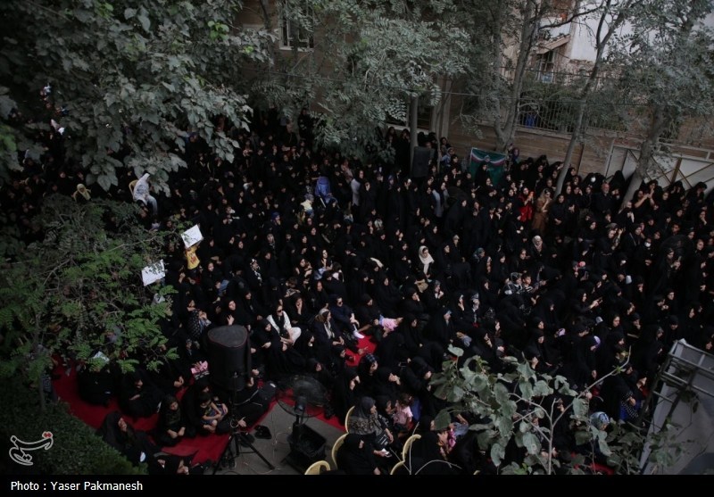 مداحی مهدی رسولی در یک محله خاص