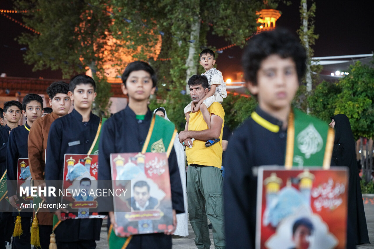 لاله‌گردانی شام غریبان شهادت امام رضا(ع) در شیراز