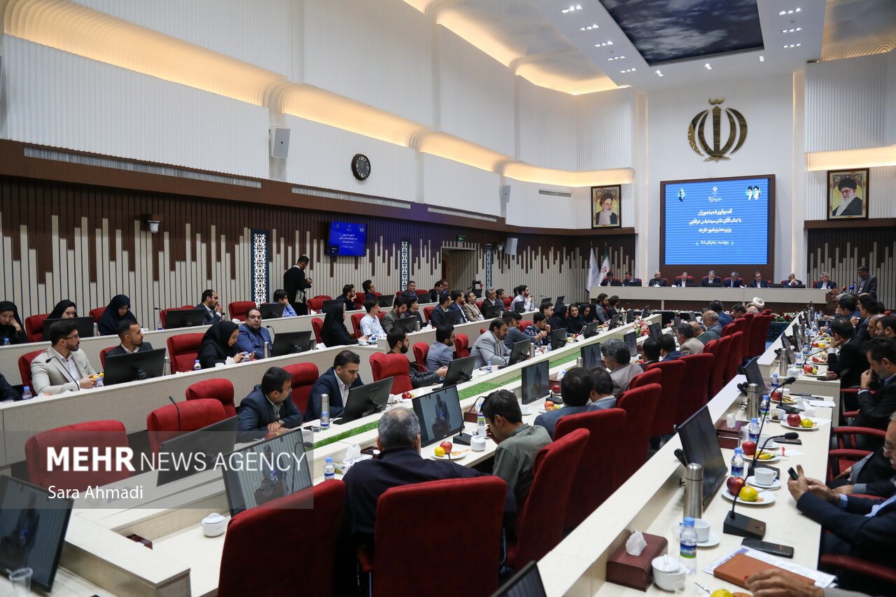 نشست هم اندیشی نخبگانی با حضور مقامات