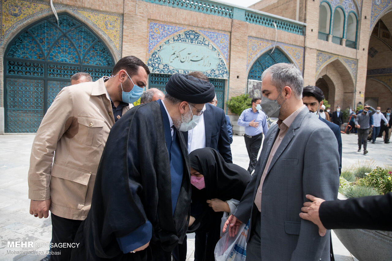 حضور آیت الله رئیسی در بازار تهران
