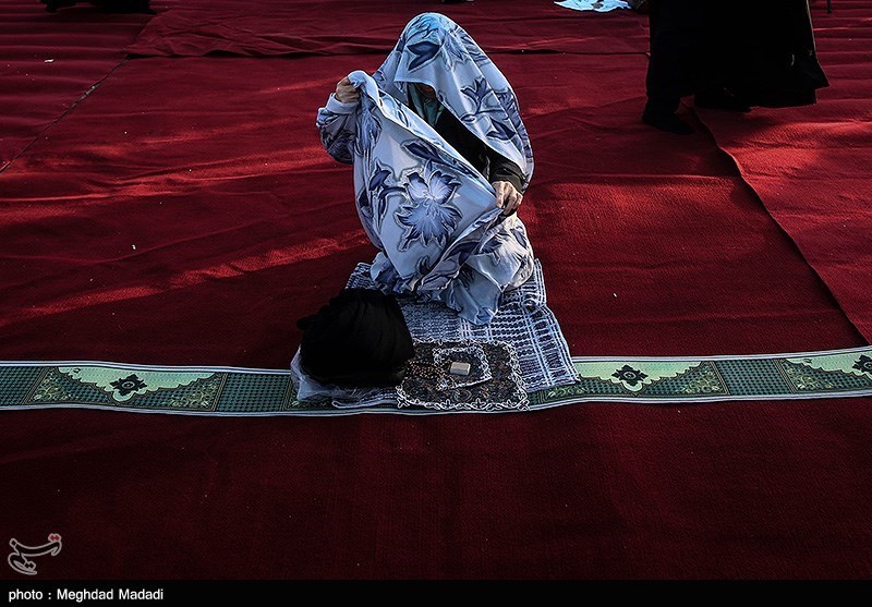 نماز عید سعید فطر در امامزاده پنج تن لویزان