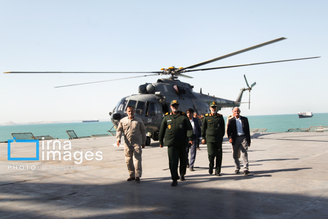 رژه اقتدار بسیج دریایی مردمی در خلیج فارس