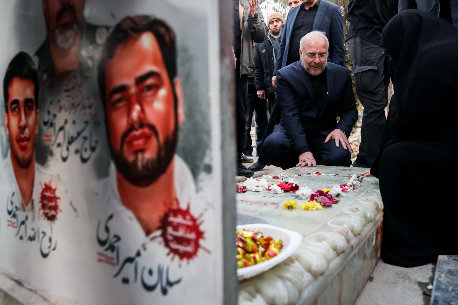 حضور قالیباف در گلزار شهدای بهشت زهرا(س) و گفت‌وگوی چهره به چهره با خانواده شهدا