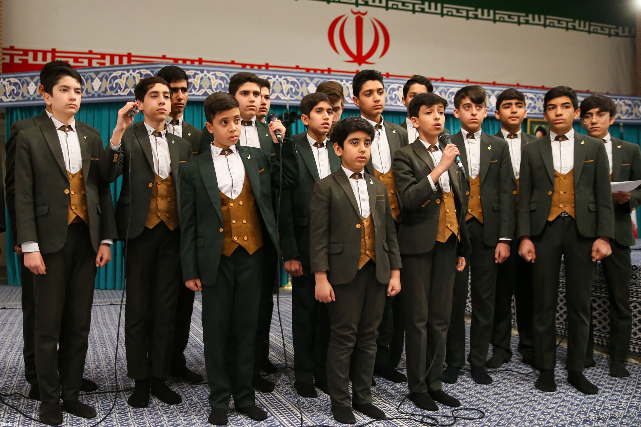  دیدار جمعی از رأی اولی‌ها و خانواده‌های شهدا با رهبر انقلاب