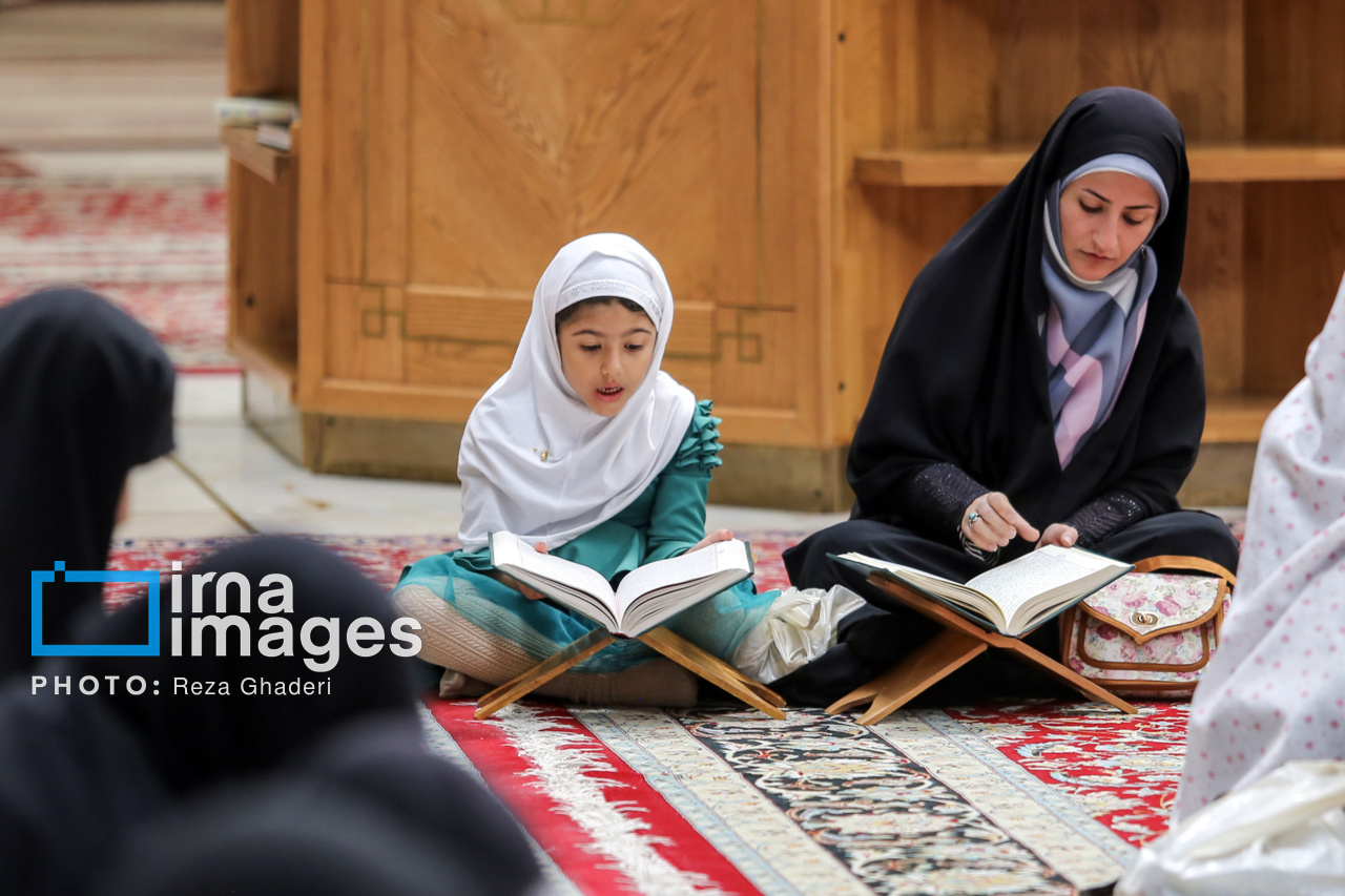 جزء خوانی قرآن کریم در حرم مطهر شاهچراغ (ع)