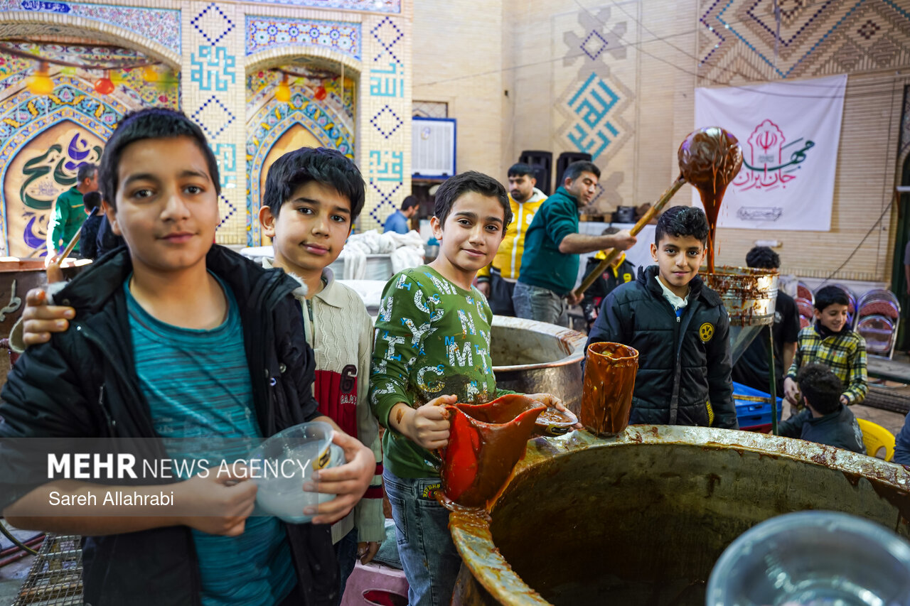 پخت ۵۰ تن سمنو در شیراز