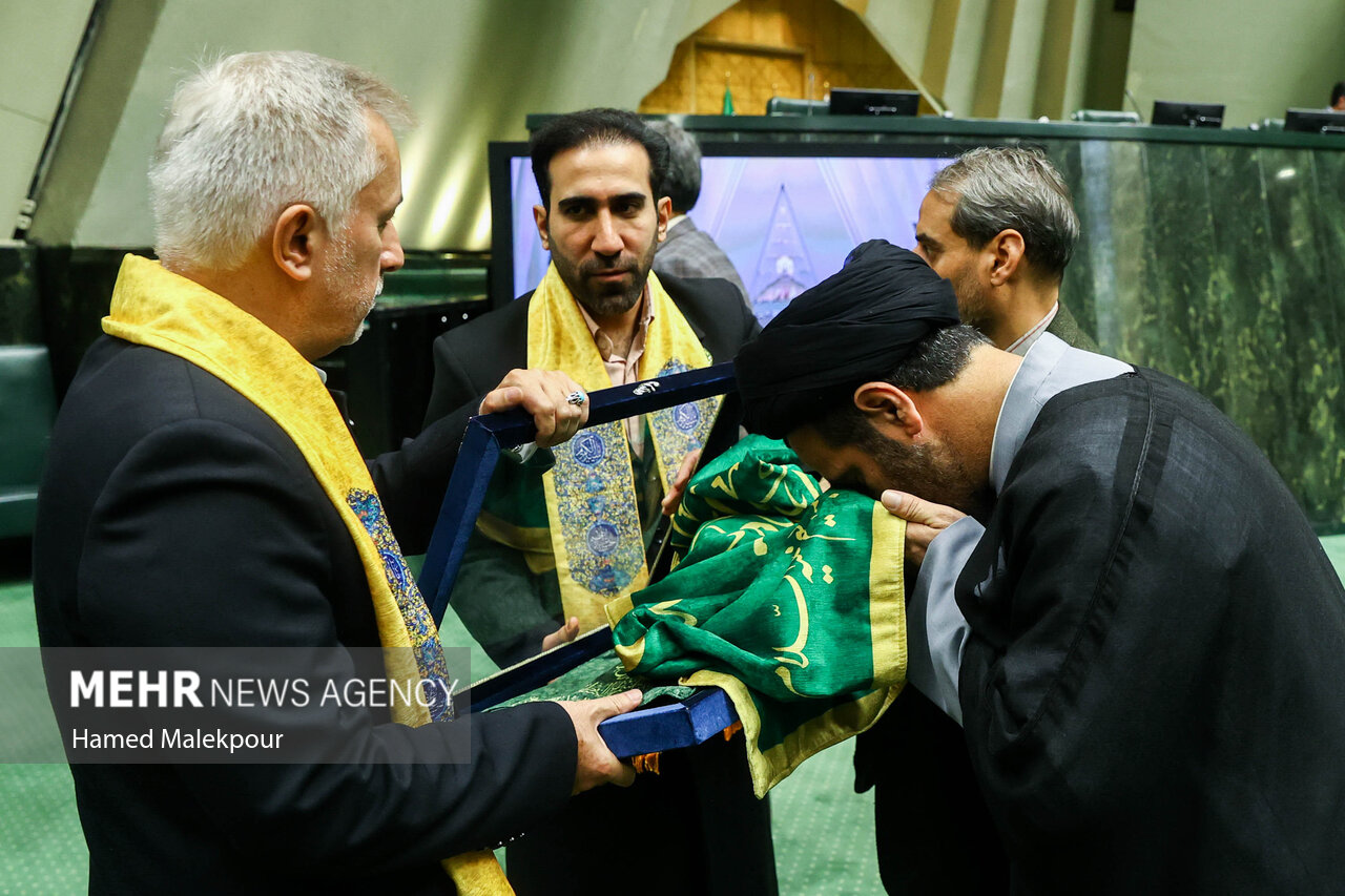 خادمان حرم حضرت عبدالعظیم در صحن مجلس
