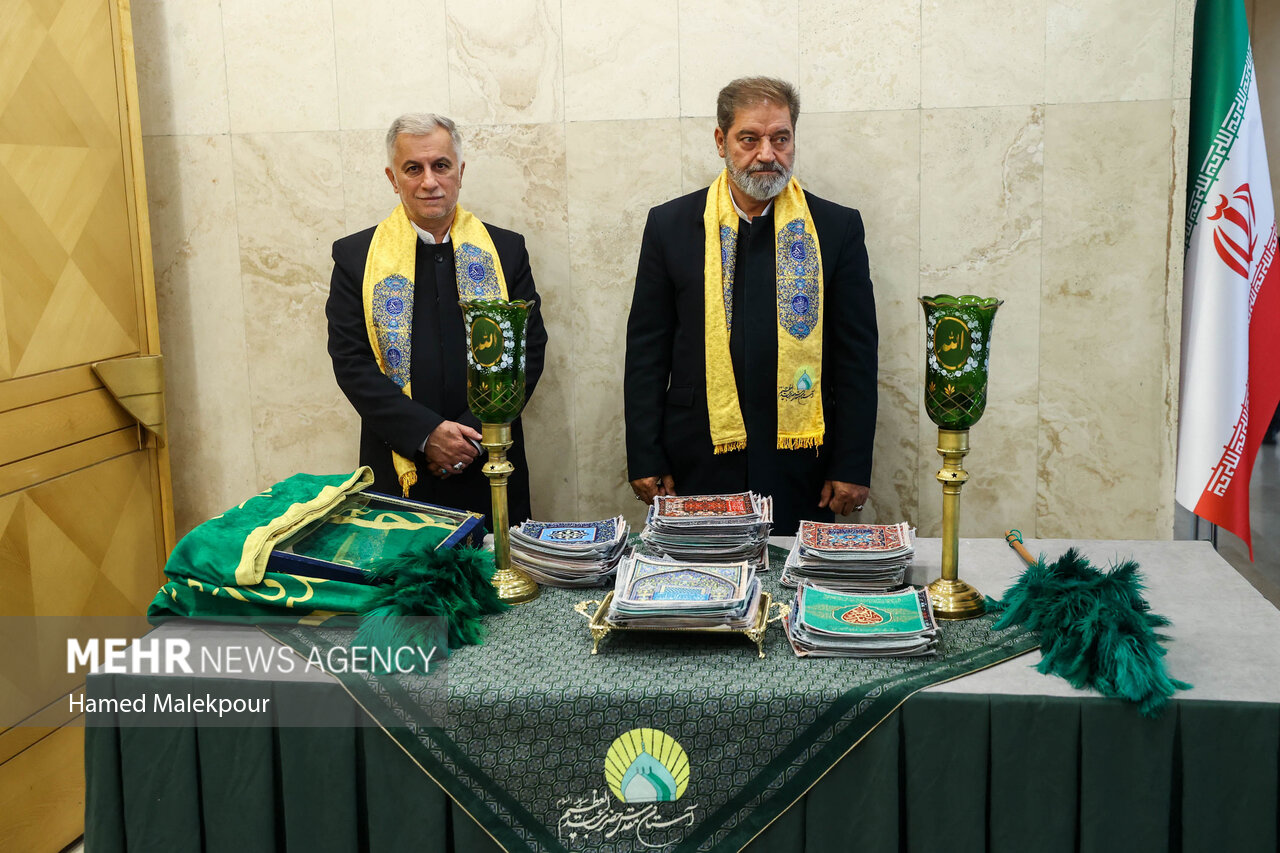 خادمان حرم حضرت عبدالعظیم در صحن مجلس