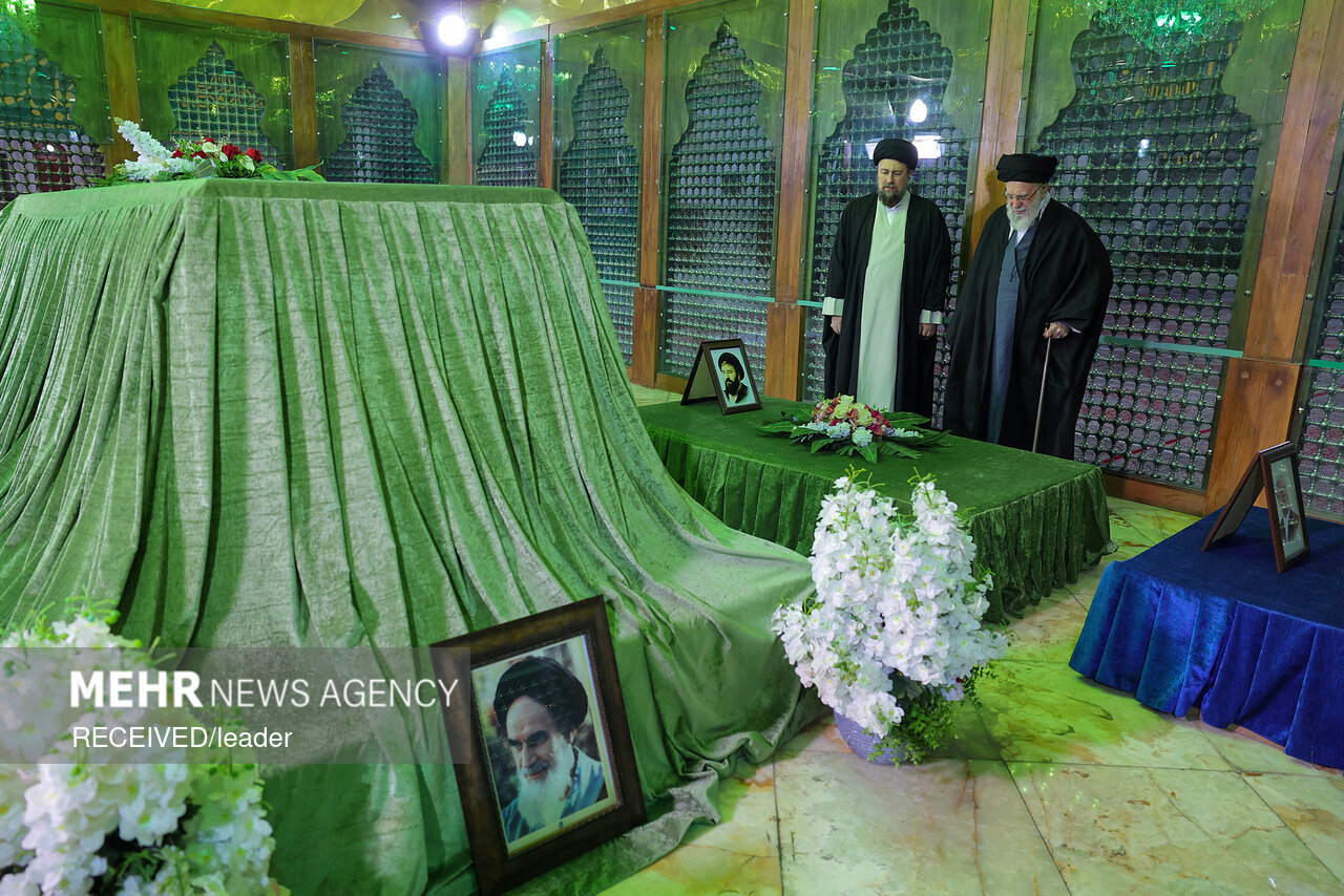 حضور رهبر انقلاب در مرقد بنیانگذار جمهوری اسلامی ایران