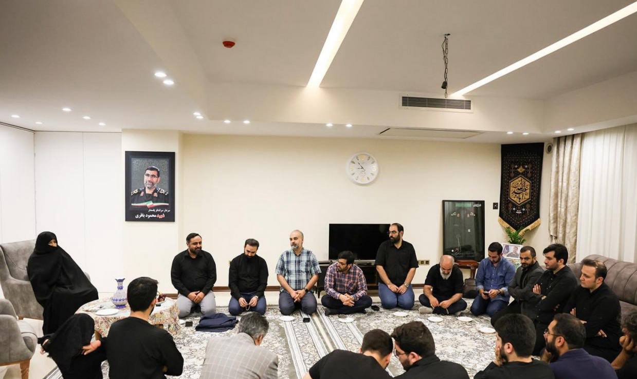 حضور اصحاب رسانه در منزل فرمانده گمنام موشکی