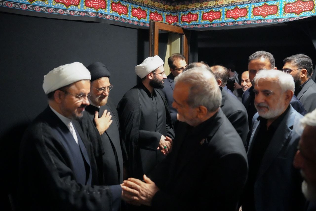 حضور پزشکیان در مراسم روضه خانگی شهید علی لاریجانی