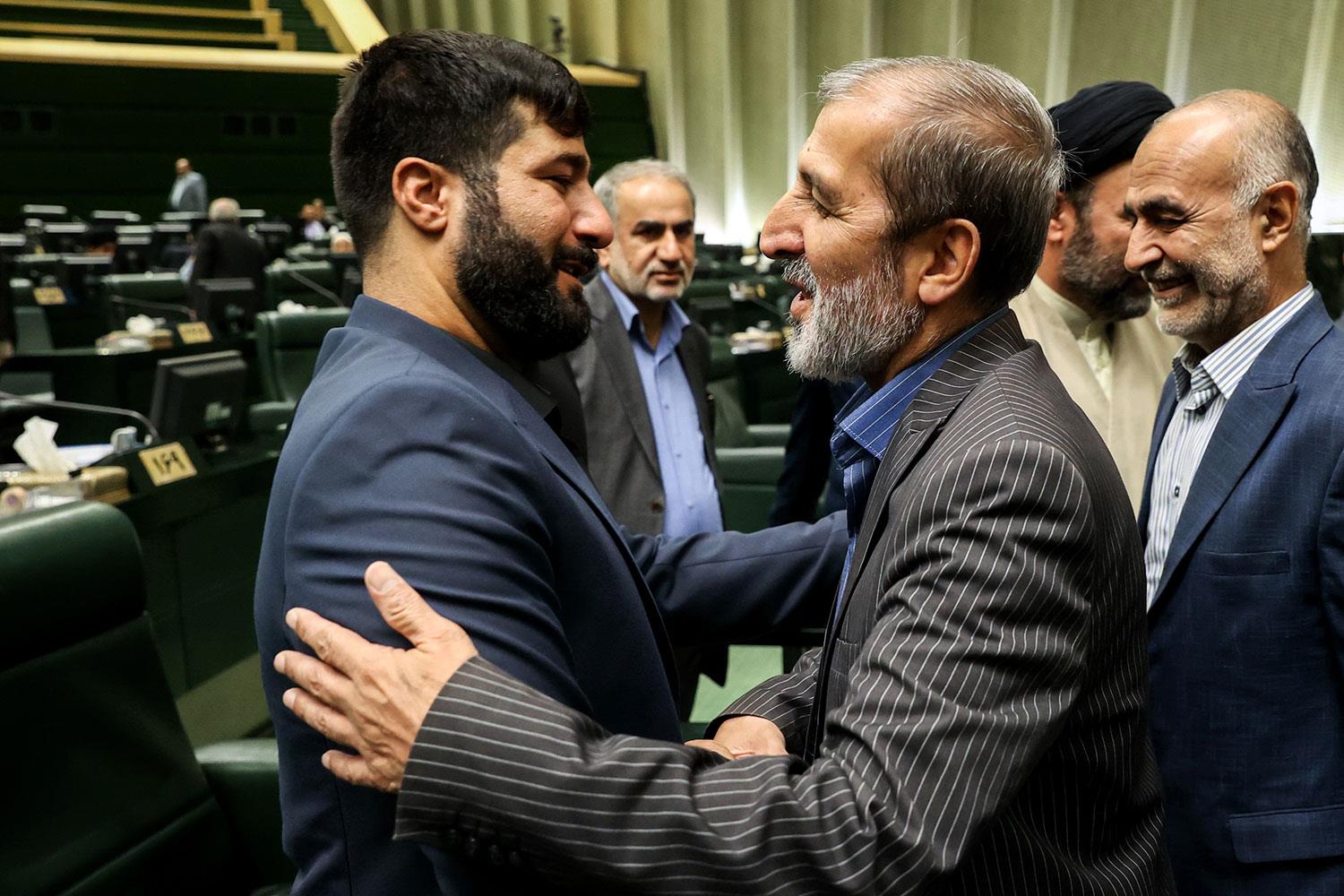 تقدیر مجلس از فرزاد بادپا خادم فداکار حرم شاهچراغ(ع)