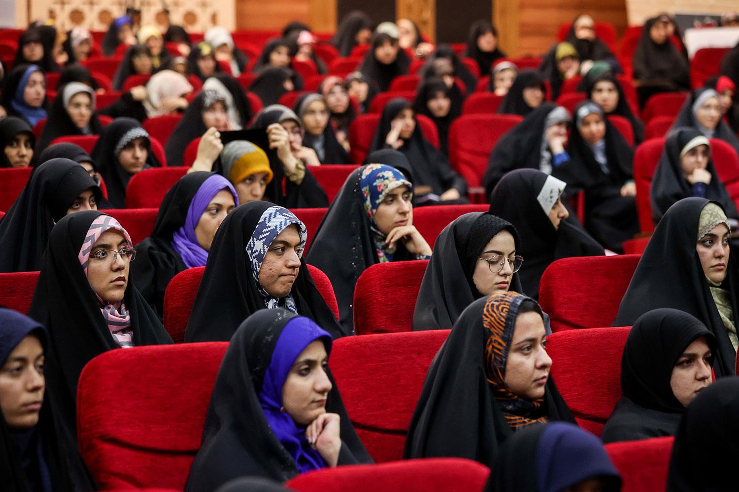  نشست خواهران عضو بسیج دانشجویی با قالیباف