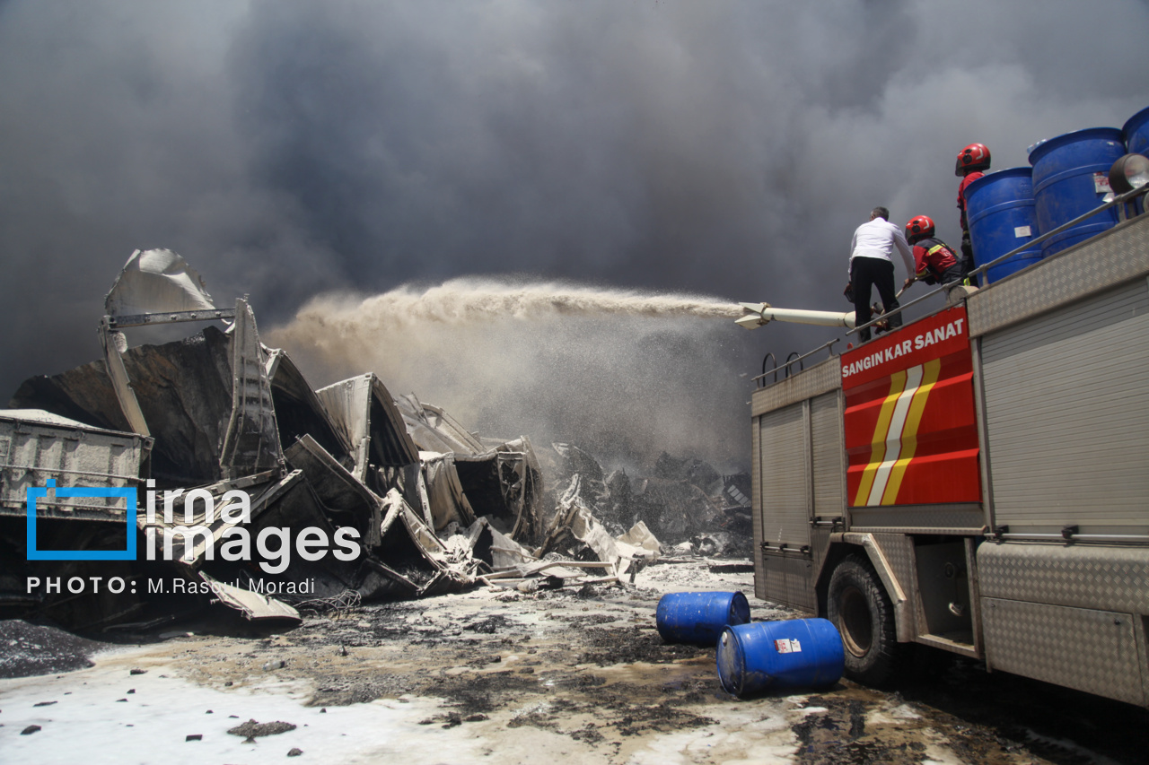 مراحل پایانی مهار آتش سوزی بندر شهید رجایی
