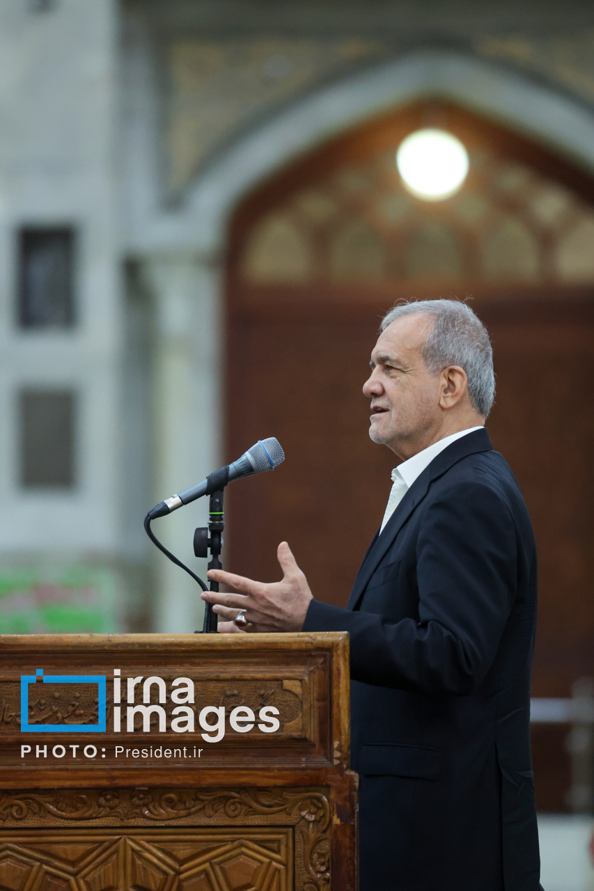 حضور پزشکیان بر مزار شهدای تهاجم اسرائیل به ایران