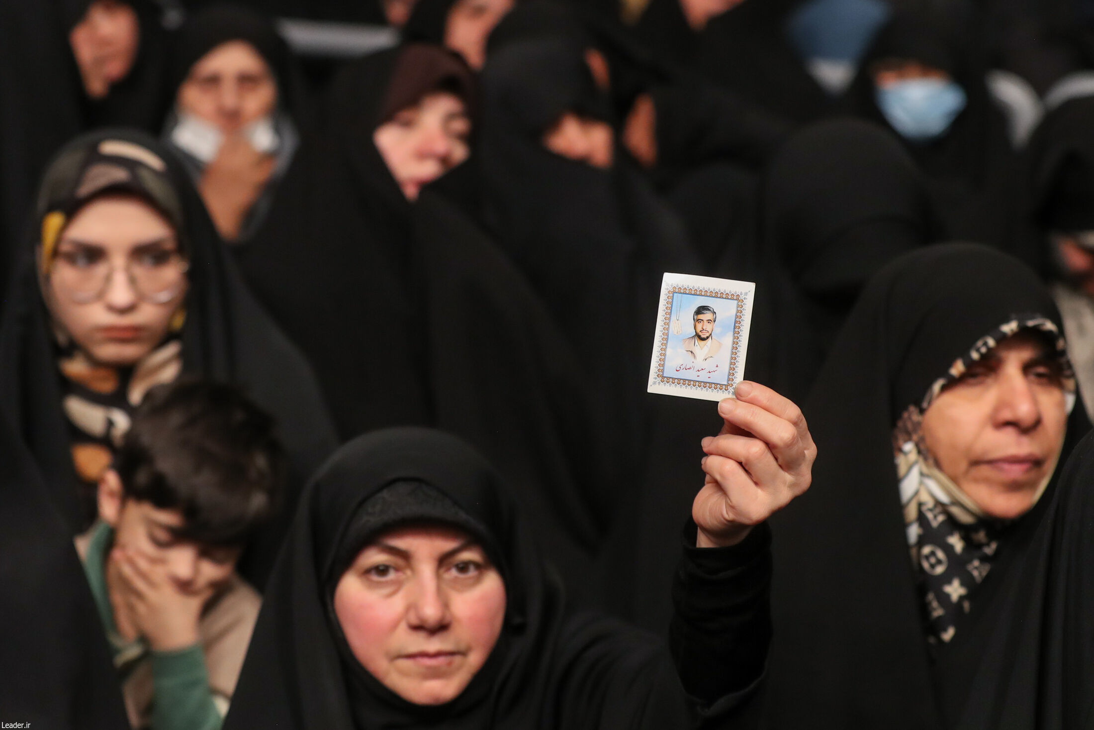  دیدار جمعی از رأی اولی‌ها و خانواده‌های شهدا با رهبر انقلاب