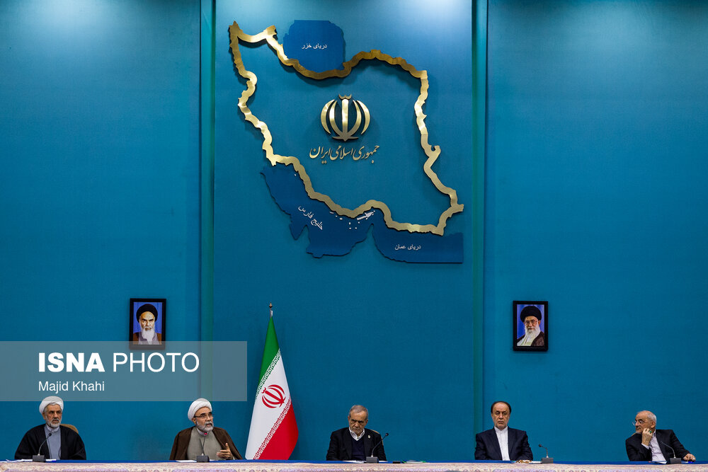 دیدار اعضای ستاد گرامیداشت دهه فجر با رئیس جمهور