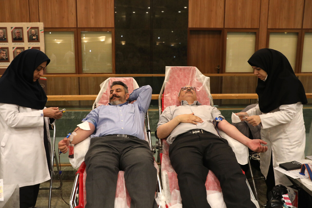 اهدای خون نمایندگان مجلس به مناسبت روز مجلس