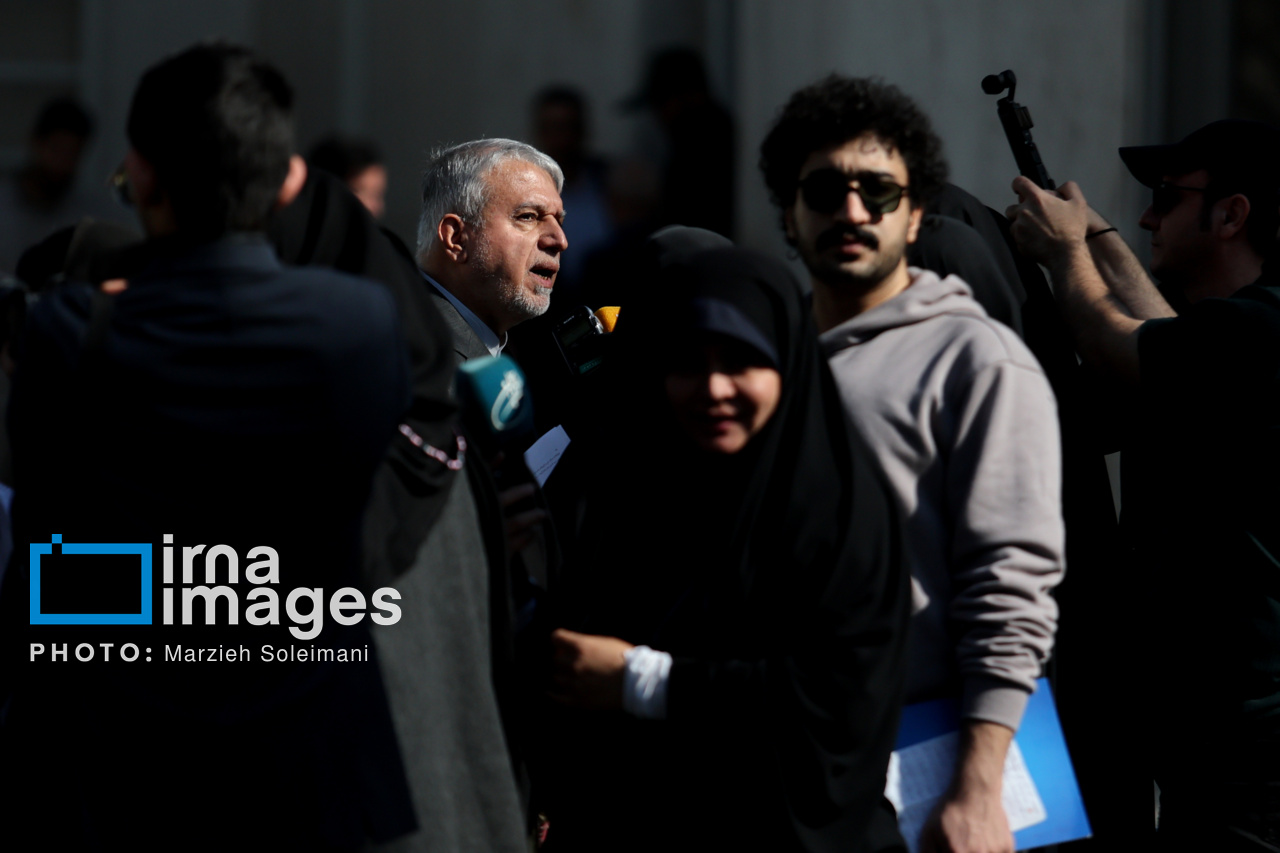 اعضای هیأت دولت در جمع خبرنگاران