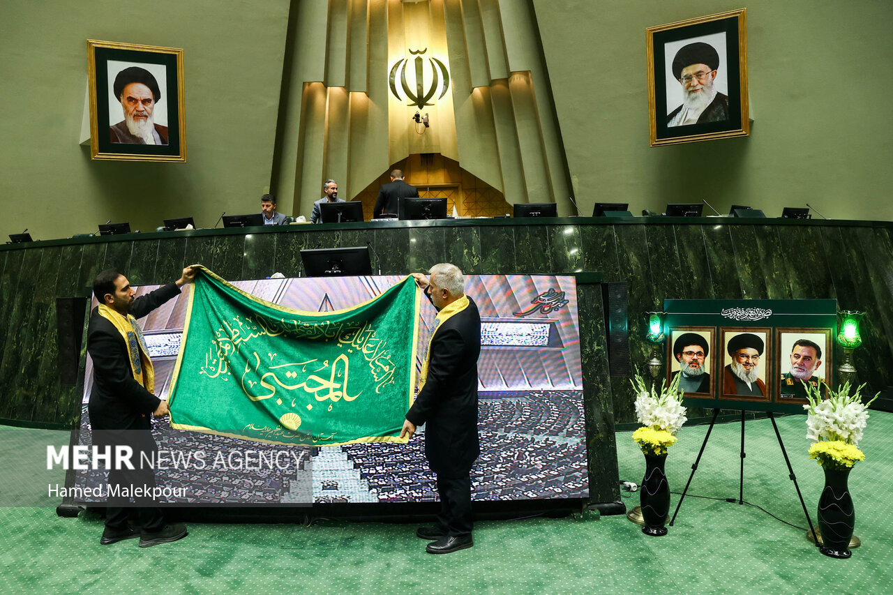 خادمان حرم حضرت عبدالعظیم در صحن مجلس