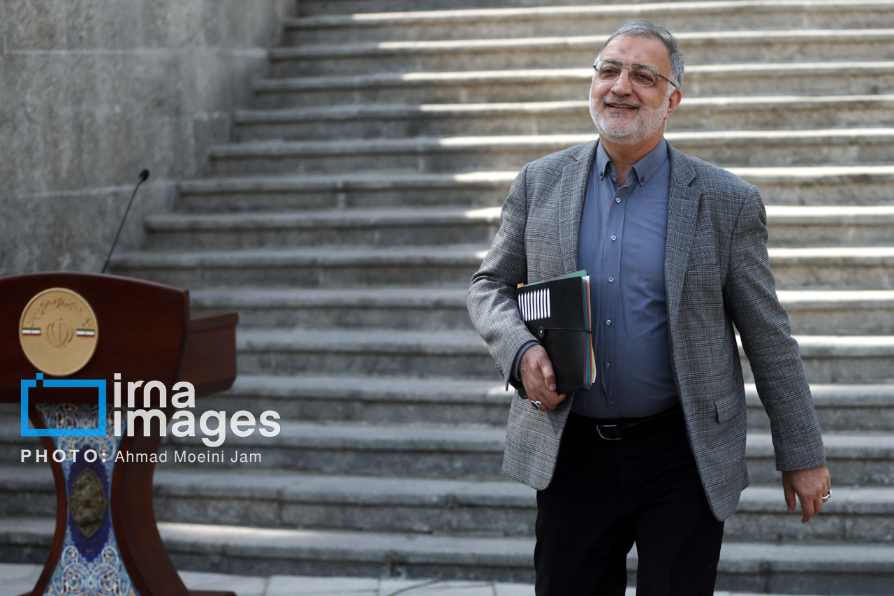 اعضای هیأت دولت در جمع خبرنگاران