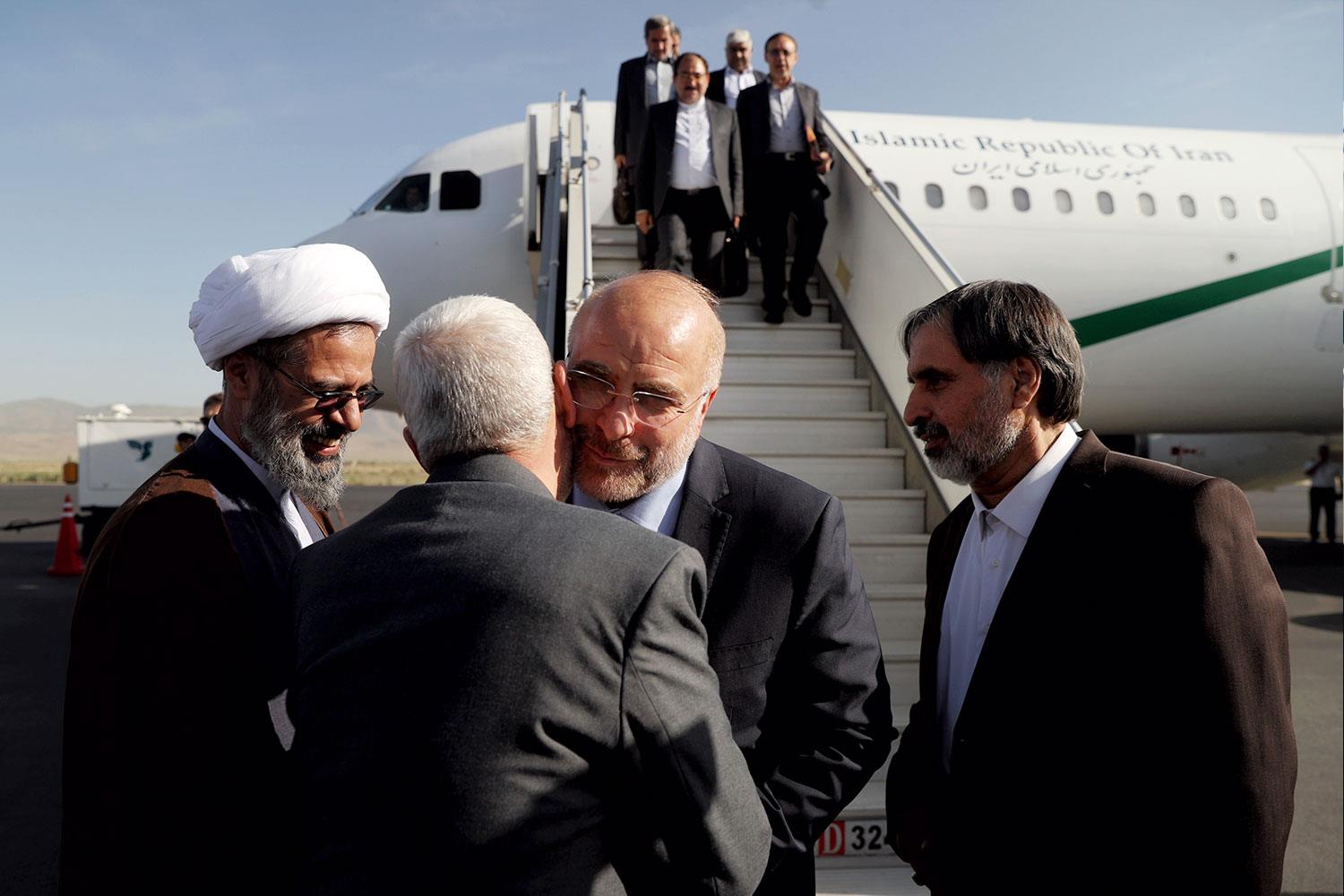 استقبال رسمی از قالیباف در فرودگاه بجنورد