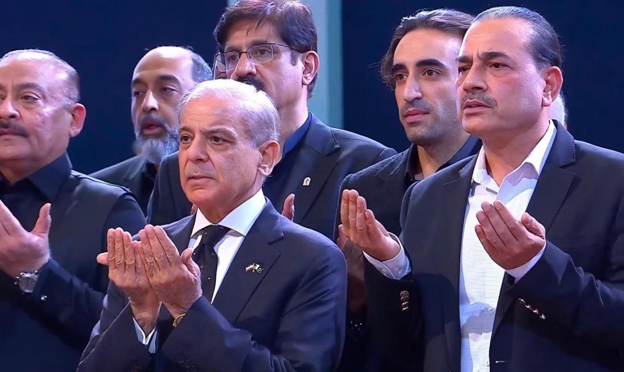 شهباز شریف دفتر یادبود آقای شهید ایران را امضا کرد