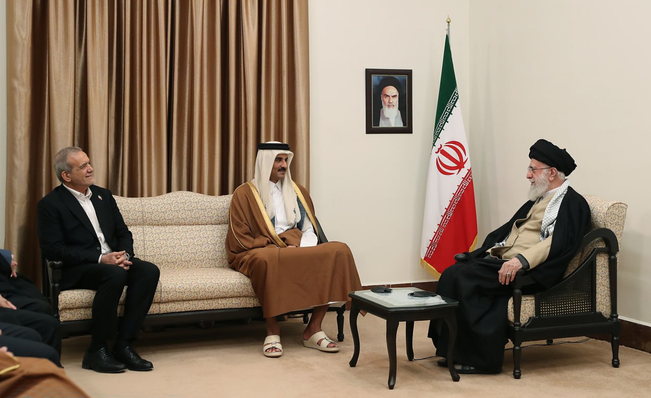 تصاویر دیدار  و هیئت همراه با رهبر انقلاب