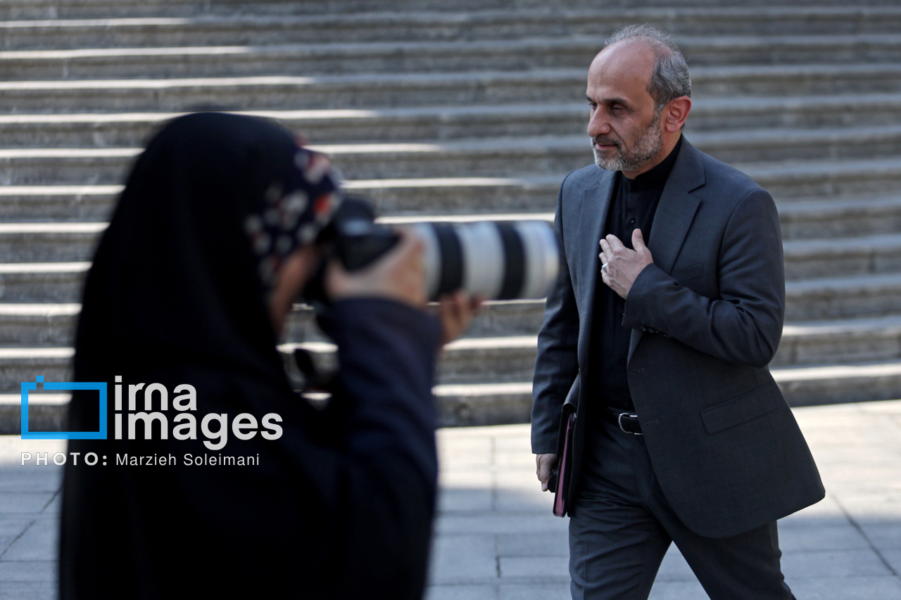 اعضای هیأت دولت در جمع خبرنگاران