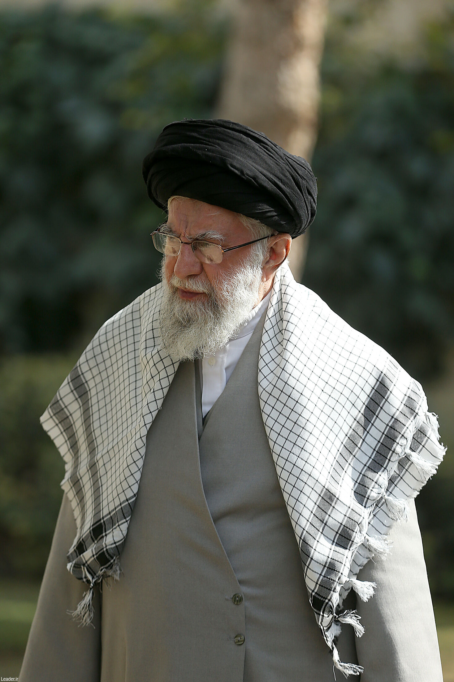 رهبر انقلاب در روز درختکاری