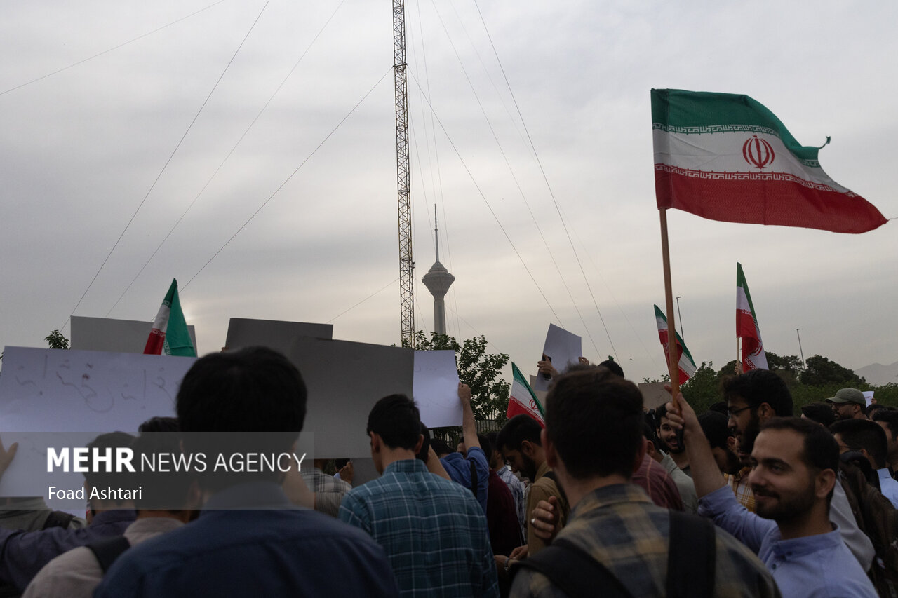 تجمع دانشجویان مقابل سازمان انرژی اتمی